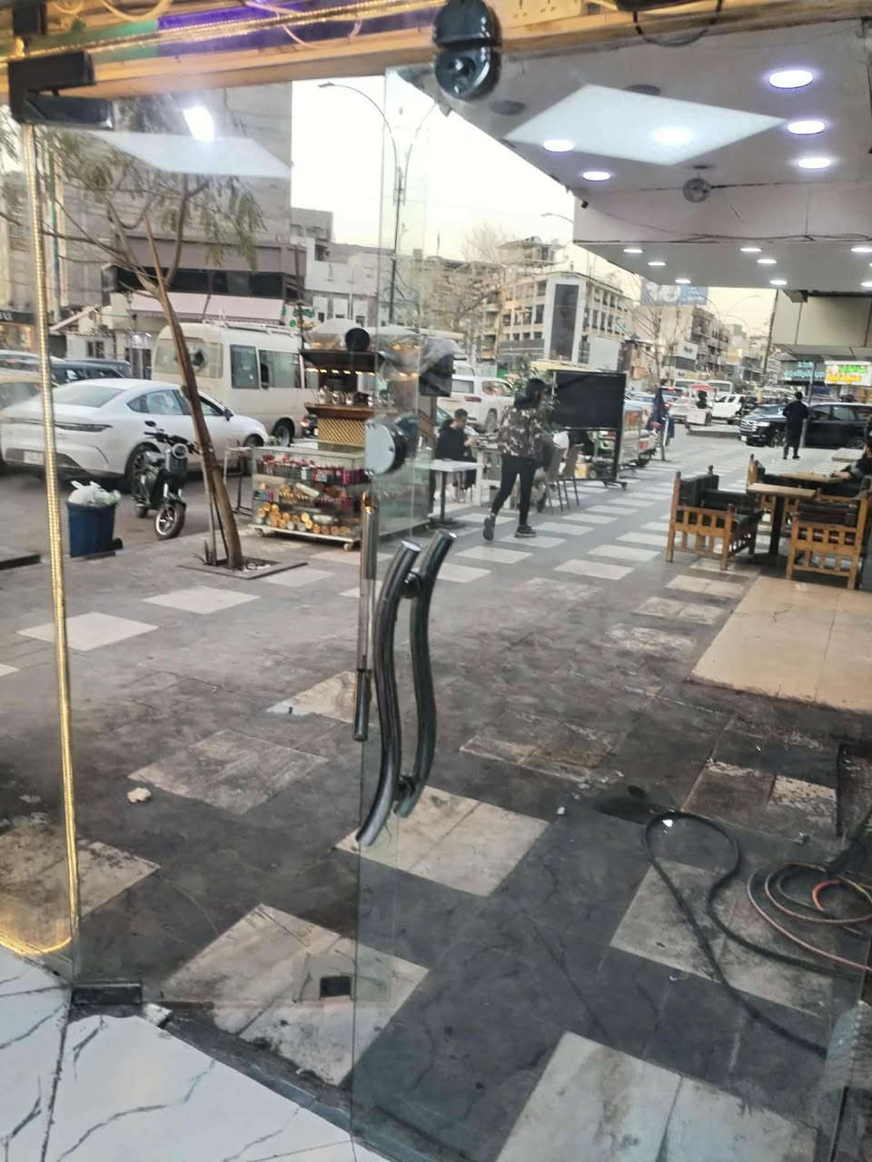 محل كبير تجاري للايجار او للبيع بعقد سر قفليه في كراده قرب رضا علوان مساحه محل ١٧٥ سعر الايجار ٣ ملاين ونص او بيع ٥ شدات للا ستفسار ***********
