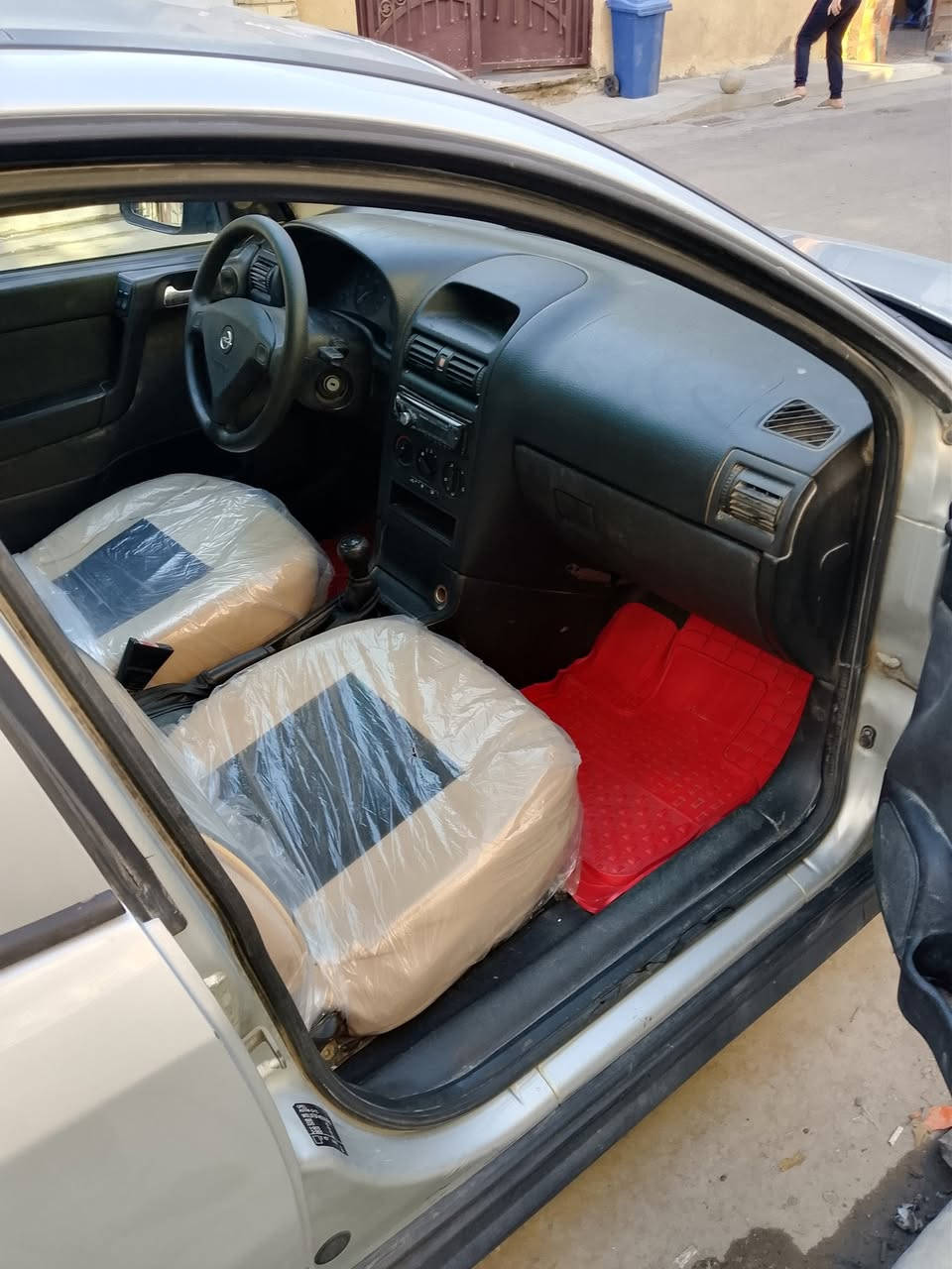 بسم الله الرحمن الرحيم
للبيع استرا موديل ٢٠٠٢ بغداد رقم مسطره بأسمي محرك حاويه جديد  صبغ عام جماليه تخم تاير وباتري جدد كهربائيات كلها شغاله  دواخل جديده  فقط نقص راديتر تبريد وكمبريسر وبيه نضح بالمشط  عارضها ب ٤٥ وبيه مجال عنواني بغداد الدوره ***********
