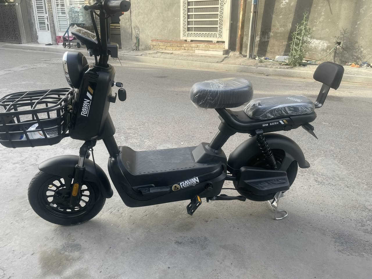 دراجه شحن حجم 14 نوع ريان 4 بطاريات اخذته 410 من شركه فوجي بالصدريه اخذته لابني  صار سبوع بس مكدر يسوقه بعده جديده السعر 380 الف دراجه جديده بعده الاستفسار ***********

