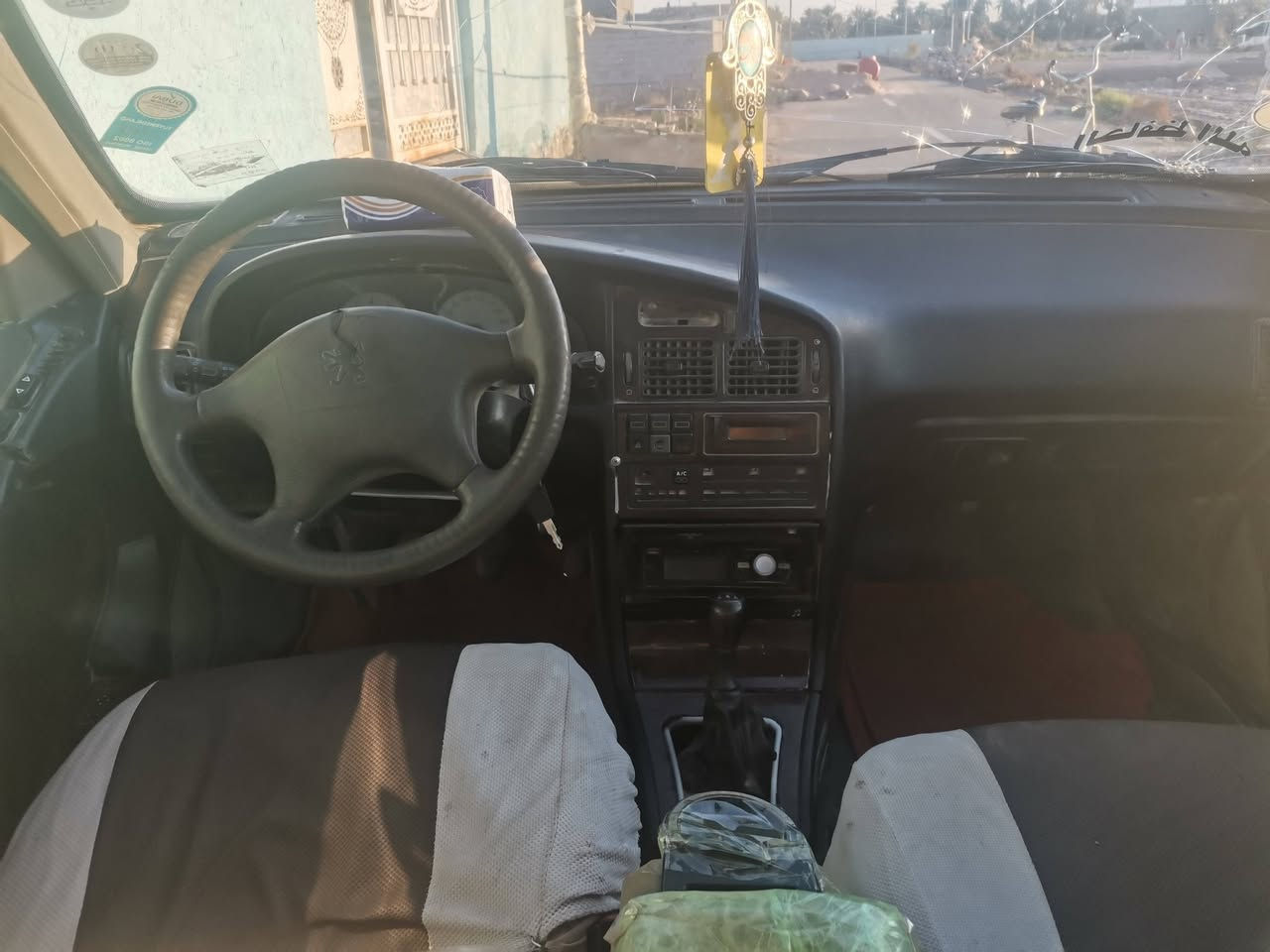 سياره بيجو باص مكينه وكير ع الشرط تخم تاير رقم الماني قادسيه مشروع وطني تحويل ثاني يوم بيها يمكن ولفات مامتأكد منه  مطلوبه هيه ع المشتري مكانه ديوانيه شافعيه السعر 15 وبيها مجال *********** بيع مستعجل
