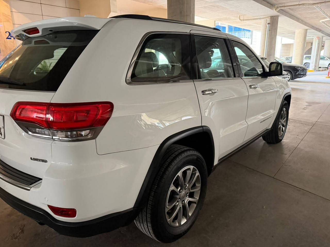 السلام عليكم: جيب لميتد خليجي وكاله العرصات 2014 اللون ابيض ماشيه 62 الف ميل (مكفوله من الصبغ عدا ركن دعاميه خلفيه وربع اماميه وبيهه مكانات بارد واكو تكحيل كارت ) فول مواصفات/ بانوراما/شاشه كبيره/جكات/ كامره/ حساس/ كشنات كهرباء/كشنات جلد/ تدفئه بالكراسي والاستيرن/جنطه كهرباء/وباقي مواصفات لمتيد معروفه/السعر المطلوب 228 ورقه وبيهه مجال بسيط للاستفسار على الرقم *********** مكان السياره المنصور بغداد, العراق
