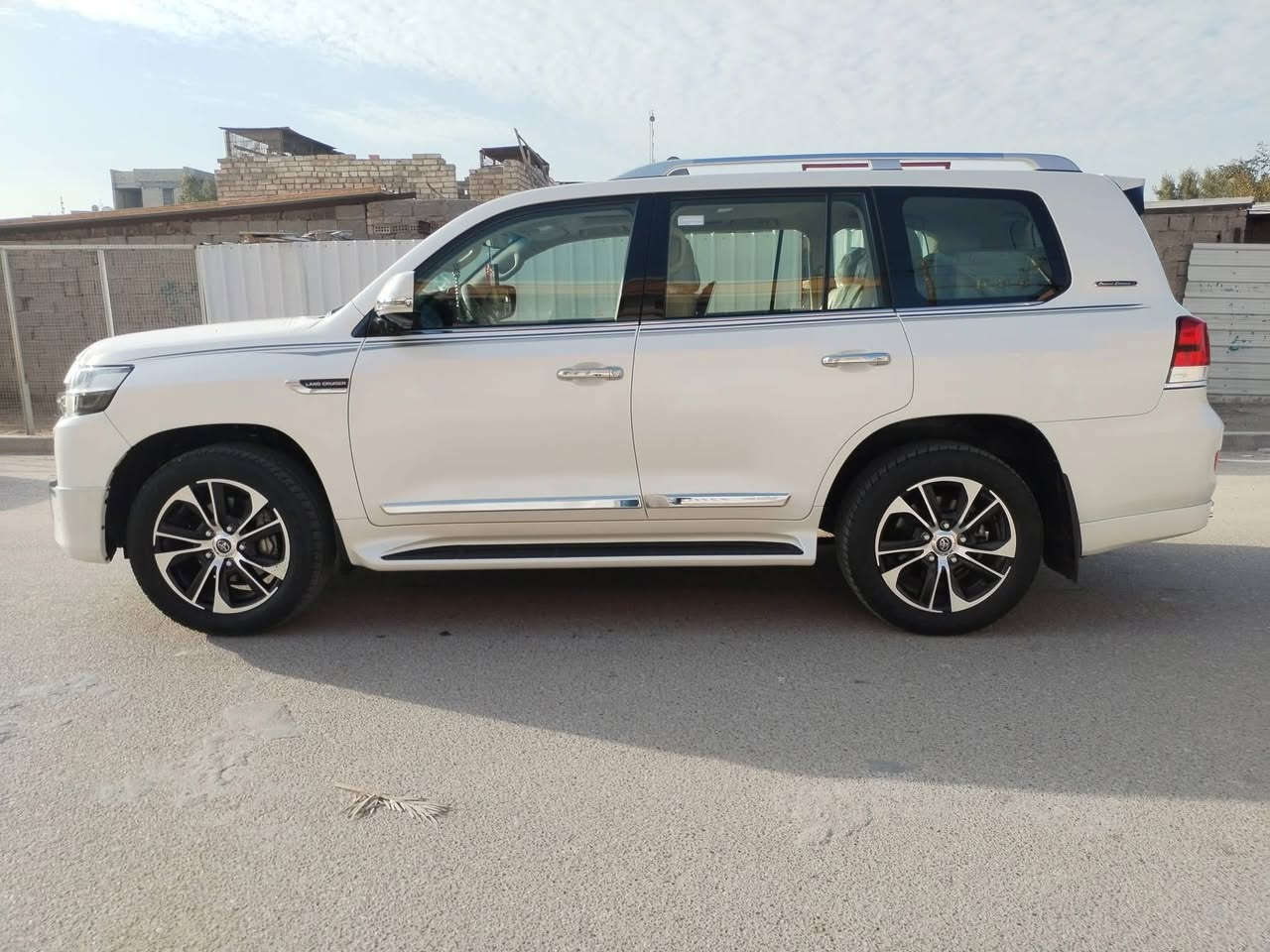 للبيع لاندكروزر ساز باب اول كراند تورنك GXR ٨ سلندر ٤٦٠٠  فول معروفه موصفات الساس بيها شويه صبغ بل بنيد ماشيه ٨٩ السعر ٥٥ الف بيها مجال عنواني الدوره ***********
