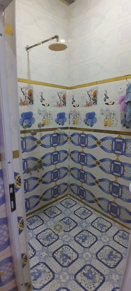 بيت للبيع أو مراوس بناء كونكريت المساحة 150متر واجهة 10والنزال 15   حديث سنة البناء 2022 موقع البيت الخشابة قريب دائرة المنشأت خامس بيت عن الشارع العام  يتكون البيت من غرفيتن وصالة وتهويات 2 وحمام داخلي وخارجي ومطبخ وبراني الطابق الثاني صالة وحمام زائد غرفتين وصالات للشبابيك للأستفسار  مراسلة واتساب السعر خاص***********
