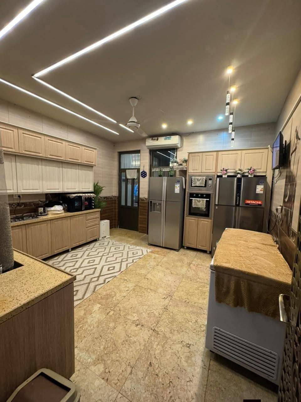 🔹 للبيع بيت مميز في الكرادة خارج 🔹
📍 الموقع: الكرادة خارج
📐 المساحة: 200 م²
📏 الواجهة: 10 م
📏 النزال: 20 م
🏗️ سنة البناء: 2016
📄 سند: مستقل
🏠 عدد الطوابق: 3 طوابق

تفاصيل البيت:

🔸 الطابق الأرضي:
 • استقبال
 • صالة
 • مطبخ حار
 • مطبخ بارد
 • غرفتي نوم
 • خدمات كاملة

🔸 الطابق الأول:
 • 4 غرف نوم
 • خدمات

🔸 الطابق الثاني:
 • غرفتي نوم
 • قاعة رياضية كبيرة (Gym)

✨ بيت مرتب، عملي، ومناسب للعوائل، موقع ممتاز وقريب من جميع الخدمات.

📞 للاستفسار والمشاهدة:
***********
