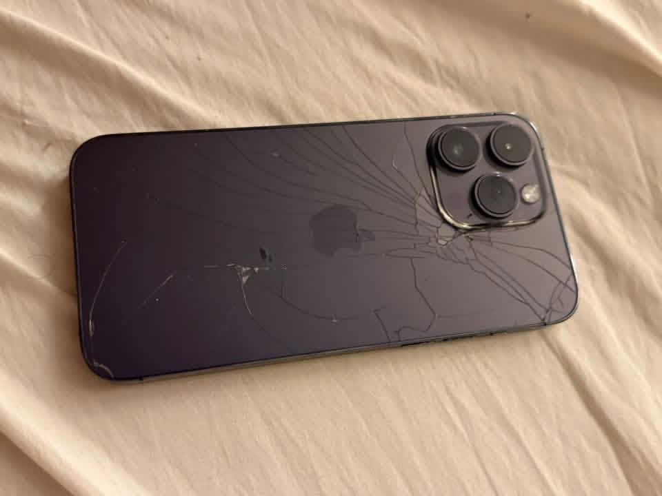 السلام عليكم
ايفون 14 برو ماكس للبيع 
مكسور ضهر فقط 
بطارية 93
كلشي ما مبدل بيه
و الشاشة بيها شخوط بسيطة جداً
السعر400
رقم  ***********
