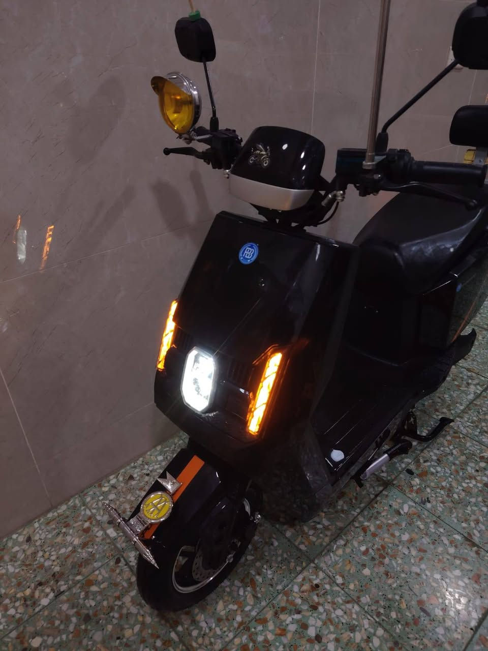 سلام عليكم دراجه سكنس مويدل 2026..
مستعمل شهر فقط .
6 بطاريات كبار .
نظام 3 سرع .
سرعه 110.
تشغل بصمة +كرت ..+لايت زنون ابيض عالي ناصي 
نظام رجوع لخلف R.
ملف 3000W .
دبل اشاره ..
تمشيك أكثر من 50 كيلو بل الشحنه الوحده .

السعر 750 ...... 🚩.مكاني ابو غريب مجاور مجمع بدور بغداد السكني .
***********
*********** متوفر واتساب
