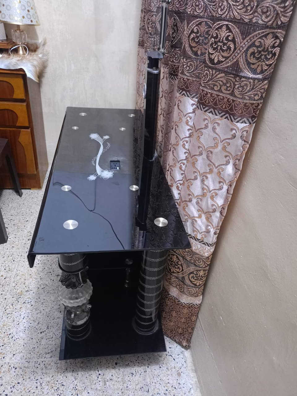 السلام عليكم متاح ميز بلزمه طول متر و20سنتيم جديد ونضيف حيل السعر 40وبي مجال مكاني حمام العلي ***********
