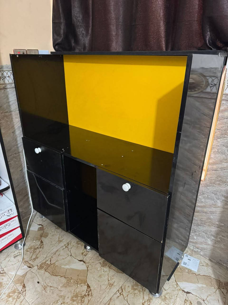 رفوف 10 قطع وميز وكرسي طبي للبيع للاستفسار***********
