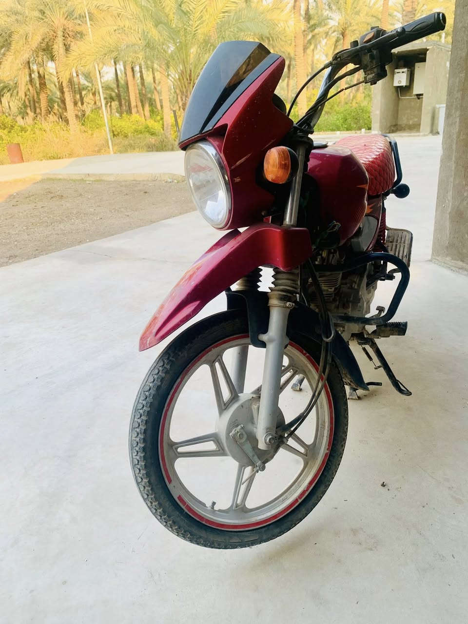 السلام عليكم دراجة نوع TVS  موديل 2020للبيع الراجة نظافتها كدامكم والمرايات موجودة الاصلية مالها للتواصل :***********
