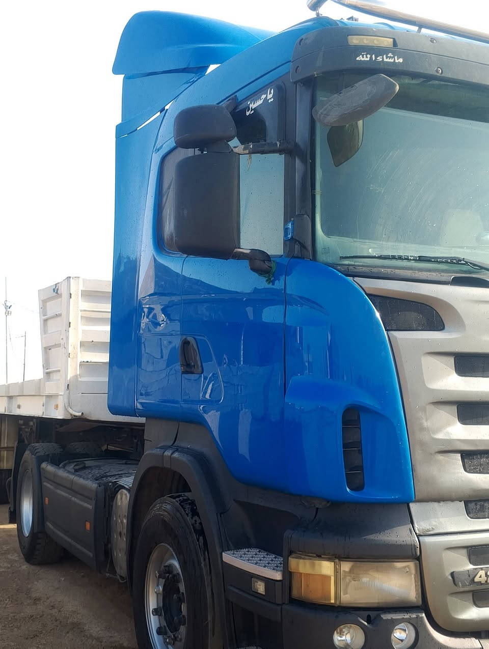 السلام عليكم سياره للبيع 2007 عربانه حدادي اربع محاور مرسمه وراه  مكينه وكير  وشاص مكفول سنويه لا 30 تخم تاير سياره جاهزه للعمل ما بيها اي نقوص  كير 3/3 مكينه 420 
لاتصال عل وتساب 
رقم الهات***********
