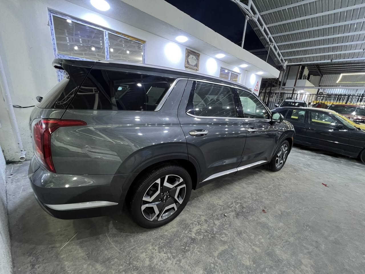 هيونداي باليسيد 2023 (Hyundai Palisade) سيارة دفع رباعي عائلية مجهزة بمحرك V6 سداسي الأسطوانات سعة 3.8 لتر يولد 291 حصاناً وعزم دوران 355 نيوتن.متر، أو محرك 3.5 لتر بقوة 277 حصاناً، مقترناً بناقل حركة أوتوماتيكي بـ 8 سرعات.
ملاحضه سياره وارد أمريكي حادثه جاملغ فقط 
ماشيه تقريبن ٣٠ ميل 
سياره جديده فول موصفات 
ترهم بيع مروس 
***********
***********
سعره اتصل خاص فقط وتساب
