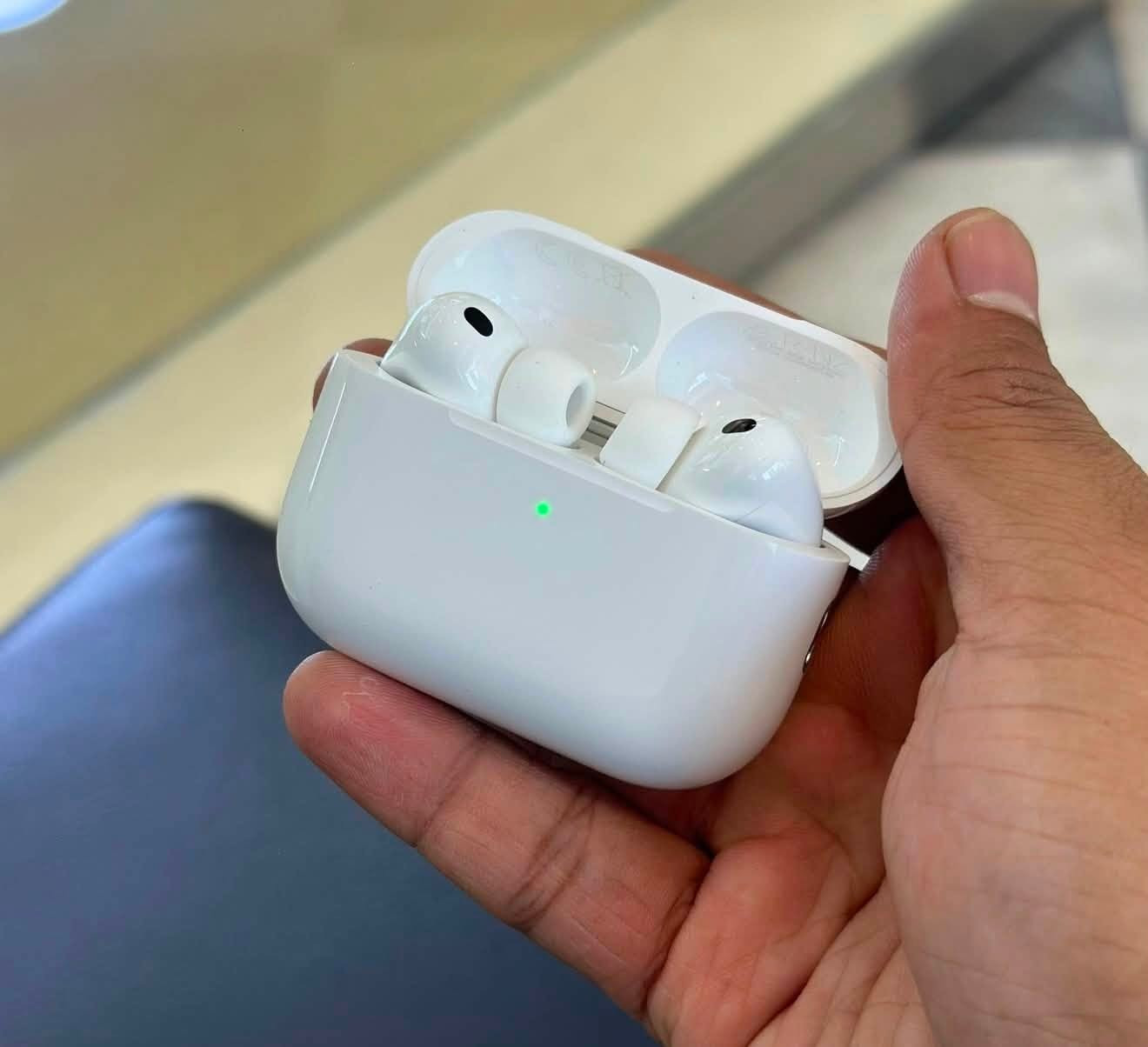 شباب Air pods pro 3 (احدث اصدار )
باله أمريكيه ( اصلية ) مستعمل بس نظافتها 96% 
ممفتوح ولا مصلح بلادي ، #صوت_قوي #عزل رهيب #تدعم خاصية #ترجمة #قياس #نبضات #القلب . وياه حافظة مع كيبل كتان قطني الأصلي هدية ، بيع مستعجل بدون ربح بسبب وصول حاويه جديدة السعر 30 الف #مع_كيبل_كتان_قطني و #حافظة هدية 
للحجز واتساب فقط  ***********
