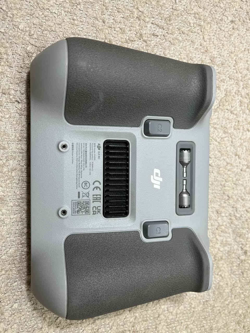 مكاني كربلاء لايوجد توصيل
تعتبر درون DJI Mini 3 Pro نقلة نوعية في فئة الطائرات الصغيرة، حيث جمعت بين الوزن الخفيف والأداء الاحترافي. إليك مواصفات المختصرة:
التصميم والوزن
• الوزن: أقل من 249 جرام (لا تحتاج لتراخيص في معظم الدول).
• التصميم: أذرع قابلة للطي مع مستشعرات عوائق متطورة.
الكاميرا والتصوير
• الدقة: تصوير فيديو بجودة 4K بمعدل 60 إطاراً في الثانية.
• التصوير الرأسي: ميزة True Vertical Shooting (تدوير الكاميرا 90 درجة) لتصوير مناسب لـ TikTok وReels.
• المستشعر: 1/1.3 بوصة بفتحة عدسة f/1.7، مما يعطي أداءً ممتازاً في الإضاءة المنخفضة.
• الصور: دقة تصل إلى 48 ميجابكسل.
الأداء والبطارية
• وقت الطيران: يصل إلى 34 دقيقة (مع البطارية القياسية).
• السرعة: تصل إلى 57 كم/ساعة في الوضع الرياضي.
• نظام الإرسال: DJI O3 لنقل فيديو صافي لمسافة تصل إلى 12 كم.
الأمان والذكاء
• تجنب العوائق: مستشعرات في 3 اتجاهات (أمام، خلف، أسفل).


**إذا كنت صاحب هذا الإعلان وتريد حذفه لأي سبب، رجاءا أرسل رسالة إلى الدعم الفني**