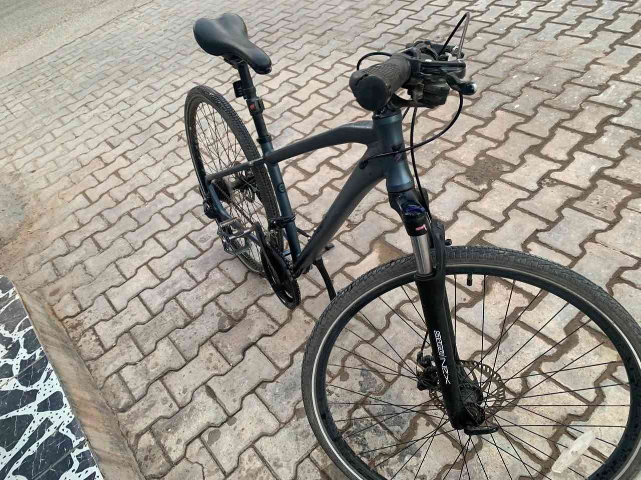 🚴‍♂️ بايسكل هجين أمريكي Univega - MAXIMA SPORT C700 للبيع 🇺🇸 🚴‍♂️
بايسكل هجين (Hybrid) أصلي بمواصفات بلادية عالية النظافة والمتانة، جاهز للاستخدام

🛠️ المواصفات الفنية بالتفصيل:

 الماركة والموديل: UNIVEGA - MAXIMA SPORT C700 (تصميم أمريكي مميز).

حجم 28

 معدن الهيكل (الفريم): ألمنيوم خفيف الوزن ومقاوم للظروف الجوية، حجم الفريم  S (ما واجهت مشكلة بحجم الفريم مع انو انا طويل)

 المنظومة الحركية (السرعات): سستم مغير السرعات من شركة Microshift الاعتمادية، بعدد سرعات 3X7 (21 سرعة) يعطيك سلاسة فائقة بالصعدات والطرق السريعة.

 الدبل الأمامي (المساعدات): من شركة SR SUNTOUR العريقة، "سلسة" يحتوي على نظام تحكم كامل (قفل، فتح، وتخفيف) لتعديل السحب حسب طبيعة الطريق.

 نظام الكبح (البريكات): دسك ميكانيكي أمامي وخلفي لاستجابة سريعة وأمان تام.

 الإطارات (التواير): حجم C700 x40 من الماركة العالمية KENDA، مجهزة بخط عاكس للضوء لتوفير رؤية وأمان عالي أثناء القيادة الليلية.

📌 حالة البايسكل:

البايسكل مستعمل بحالة جيدة ونظيف (مثل ما واضح بالصور)، الفريم يحوي خدوش بسيطة بالصبغ، والتواير بنقشتها الجديدة جاهزة للمشي.

💵 السعر:225 الف وبيه مجال

📍 الموقع: كربلاء

📞 للتواصل والاستفسار خاص


**إذا كنت صاحب هذا الإعلان وتريد حذفه لأي سبب، رجاءا أرسل رسالة إلى الدعم الفني**
