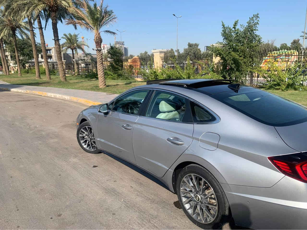 للبيع: سوناتا 2020 Limited (ليمتد) – المواصفات الملكية 👑
العنوان: بغداد (المنصور / الدورة)
السعر: 185 ورقة (18,500$)
 سيارة "فول الفول" ونظافة وراحة، سوناتا 2020 ليمتد، وارد أمريكي، محرك 1600 تيربو (قوة وعزم واقتصاد). السيارة بيهة جاملغ وربع البنيد فقططط
، تشغيل بصمة وأبواب بصمة، 

مابيه كل نقص وجاهزة من كلشي.

أبرز المواصفات (ماكو شي ما بيها):
• التحكم بالريموت (Smart Park): السيارة تمشي وترجع (للأمام وللخلف) وأنت واگف بصفها بالريموت.
• رؤية وكاميرات: نظام كاميرات 360 درجة + كاميرات جانبية بالمرايا تشتغل وية الإشارة.
• الداخلية والراحة: جلد "أوف وايت" ملكي، الكراسي (كهرباء + تدفئة + تبريد + ميموري خزن).
• الداتا شو (HUD): عرض السرعة والمعلومات على الجامة الأمامية.
• الإنارة: دشبول إنارة محيطية 64 لون متغيرة + لايتات زينون أوتو Full LED.
• الرفاهية: سقف بانوراما، ستيرن تدفئة، شاحن وايرليس للهاتف.
• النظام الصوتي: سيستم Bose الأصلي بـ 14 سماعة.
• الجنطة الذكية: تفتح وحدها بس توگف يمها.
• الأمان الذكي: رادار تصادم وتوقف فوري + نظام Auto Hold + حساسات كاملة + هاندبريك بصمه .
• أنظمة القيادة: 4 مودات (Sport, Normal, Smart, Custom).
التفاصيل:
• السعر: 185 ورقة (بيها مجال بسيط للشراي المباشر).
• المكان: بغداد - المنصور / الدورة.
للاستفسار والمعاينة (اتصال أو واتساب):
📞 *********** بغداد, العراق
