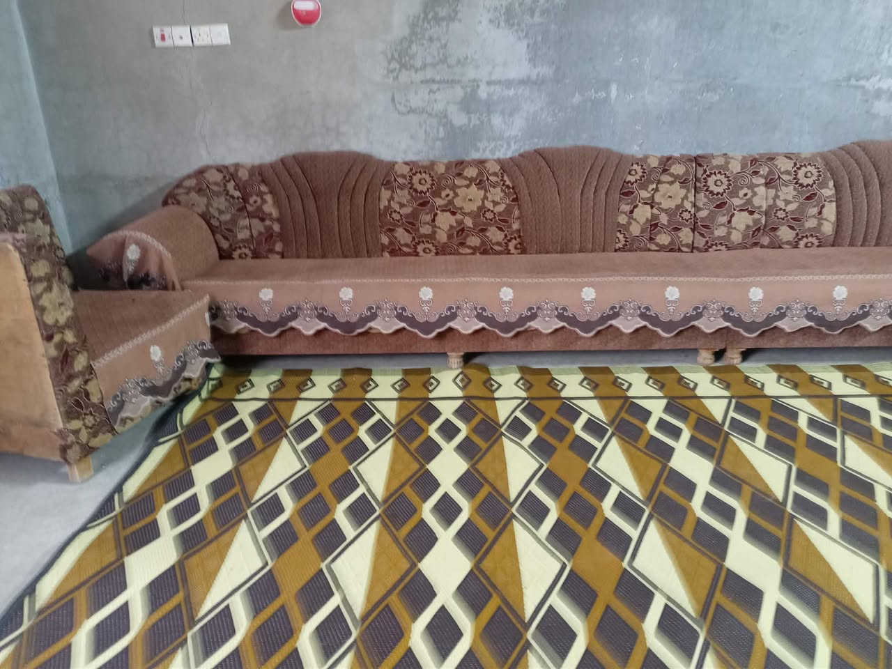 سلام عليكم اخوان عندي ديوان للبيع أسعر 250//11متر ابي مجال ديوان نضيف ديوان خسبو عراقي هذا رقمي للتواصل مع ***********
