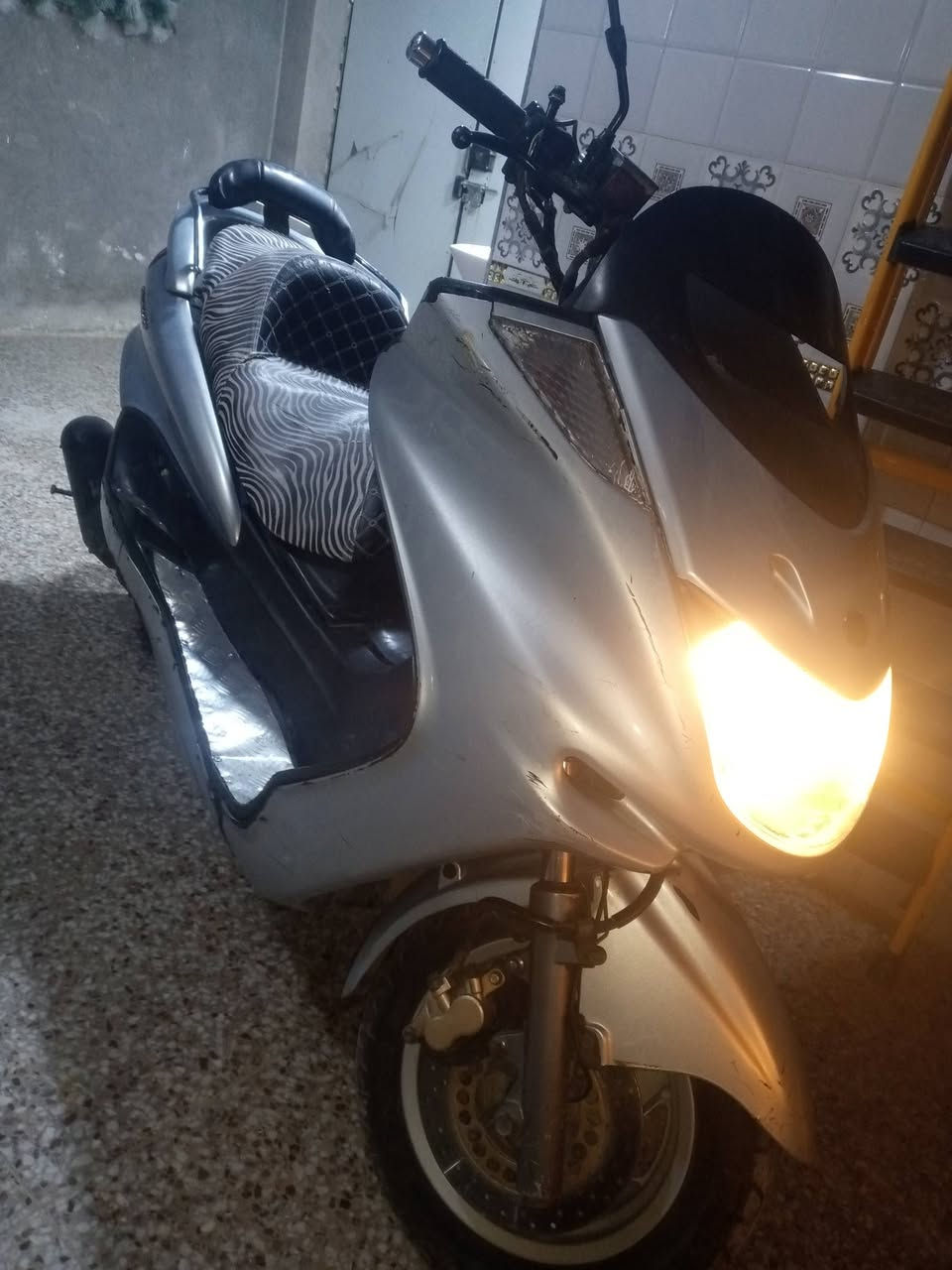 السلام عليكم 
دراجه ماجسته مديل 2008
الدراجه كله شغال ماعده مجمع اليسره تعبان 
دبلات شغاله الخلفي الصلي الي يتعله ويتنصه
ديشبول تك رون يباني وكيج البانزين والحماوه والساعه كله شغاله الدراجه وكلجاتهه حلوه ومعدل حلو وكل نضوح مابيه مفتوحه مره وحده الدراجه عوزهه شي واحد تبديل خرز مال كلج الامامي لن بي صوت بسيط 
العنوان بغداد الشعب الاستفسار ***********السعر 500$وبيه مجال بسيط حك الجيه وبيك خير وتدلل
