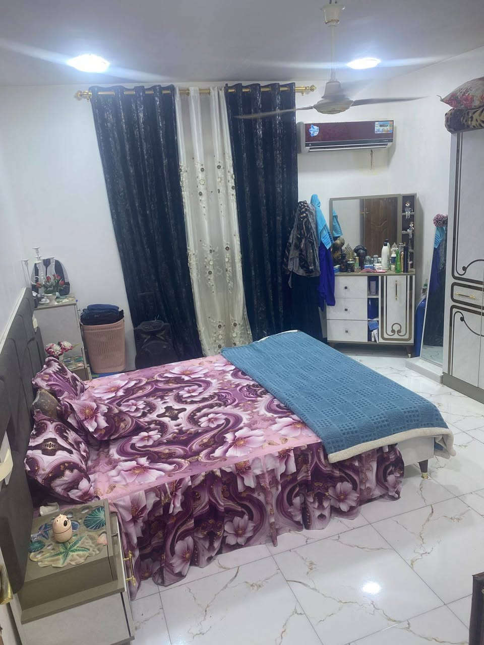 دار للبيع المساحه 400 متر طابوا زراعي سند 25 العنوان سكه القطار شارع نيل القديم قرب مخازن سيراميك المرجان يبعد عن الجزائر خمس دقائق سعر 140 وبي مجال الرقم ***********
