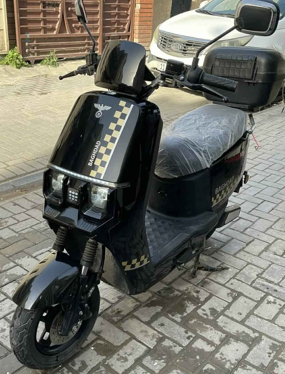 نظام تشغيل عن بعد
بصمتين وكارتين وسويج
وصندوق خلفي + مكان تخزين
منفد يو اس بي شحن اي جهاز
6 بطاريات كرافين
اشاير يمين يسار
لايت لد امامي
السرعه 80
تمشيك بالشحنه الوحده من 45 الى 55 كيلو متر
تتحمل وزن 150  كيلو
السعرر 825 وبيها مجال مكان بياع حي ري رقم***********
