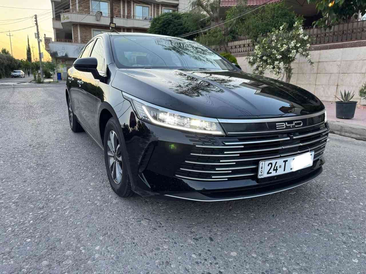 ***********
BYD ديستروي 2025 
‎المواصفات 
‎شاشة متحركة
 حساسات 
كاميرا خلفية
 مثبت سرعة 
كشنات جلد رياضي 
كير ماوس 
اوتو هولد 
لد امامي خلفي 
لايتات زنون  
انظمة قيادة
 وباقي المواصفات 
‎مكان السياره دهوك 
‎السعر 135 ورقه بي مجال
