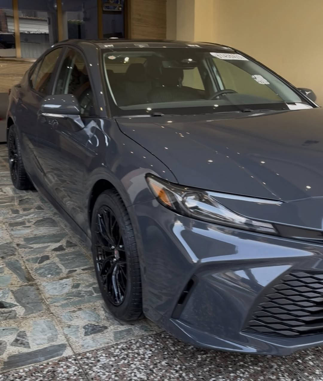 كامري ٢٠٢٥ 
السلام عليكم اخواني ..
كامري ٢٠٢٥ LE Plus جديدة جدا اللون اسمنتي متغير مميز جدا دخول جديد ترقيم جديد   بأسمي حادث نص جاملغ خلفي فقط بدون ايرباك تفاصيلها كالأتي :
- محرك ٢٥٠٠ هايبرد شلعة صاروخ اقتصادي 
- لايت عالي ناصي زينون بلادي 
- فول رادارات امامي خلفي جانبي 
- شاشة دشبول ديجيتال وشاشة وسطية تدعم ابل كاربلي وايرليس ونفكيشن 
- شاحن وايرليس ودخول ذكي بصمة 
- كشن كهرباء 
- سبايدر خلفي بلادي 
- جميع الايرباكات سليمة
- فول تحكمات ستيرن وخروج عن المسار 
- تخم تاير وويل كب جديد بالسليفون 
- السيارة ماشية ١١ الف ميل مشي امريكا بحالة الزيرو 
- حادثها جاملغ خلفي جهة السايق مو كله مصبوغ معمر نفسه تعمير درجة اولى بدون كص 
- بعد بيها هواية مواصفات 
- الشكل الجديد الامريكي معروف بالرزانة والعزل والثباتية ترايها مال بي ام
- رقم الشاصي  4T1DAACK5SU582430

السيارة جديدة جدا بحالة الزيرو بانزين امريكا بعده بيها بجم كبس ممفتوح بيها برغي ولا بيها نقص صارف عليها صرف موطبيعي كله اصلي السعر المطلوب ٢٣٠ ورقة سعر نهائي وصايرة عليه اكثر بهواية والفواتير موجودة مكفولة من چكة الابرة .. 
مكان السيارة بغداد - الكاظمية 

للمعلومات الاتصال : 
***********    أسيا سيل
***********    فايبر + واتساب  المهندس احمد
