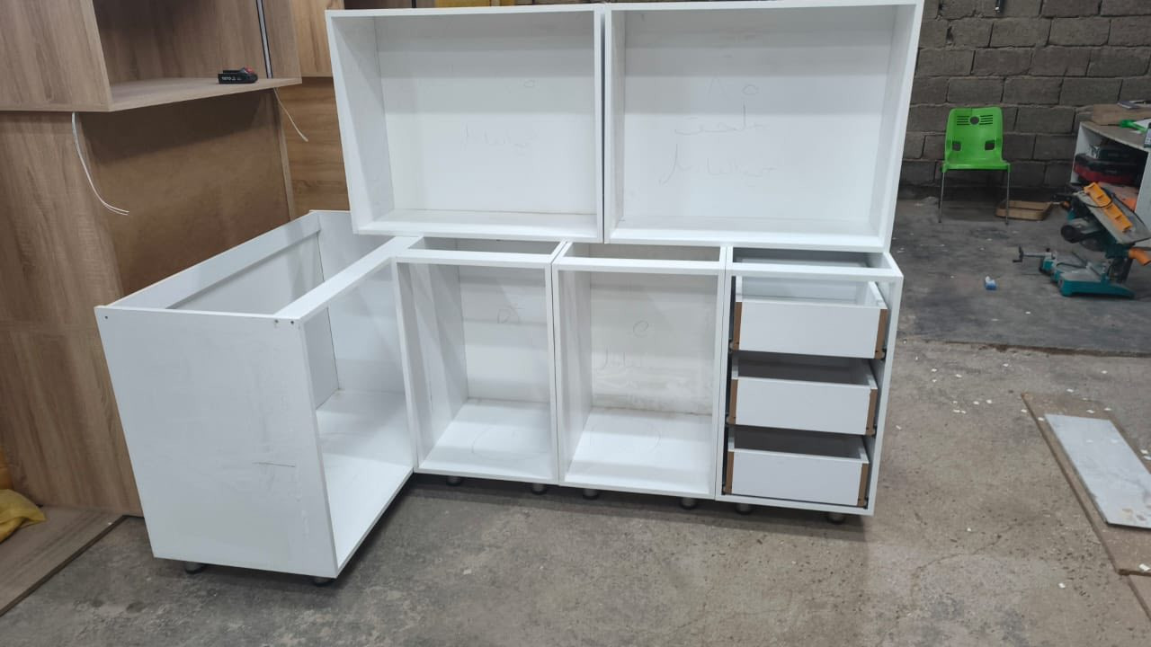 السلام عليكم
معمل دريم ديكور
كابينات ارضي ملحق 70 $ 
فاترينات السعر حسب القياس
دريسنك روم 
شغل درجه اولا شرط خشب تركي 
متوفر لدينا مرمر صناعي + كوراتز 
للستفسار *********** 
بغداد العامريه شارع البصره مجاور شركه اعمدة الشموغ
