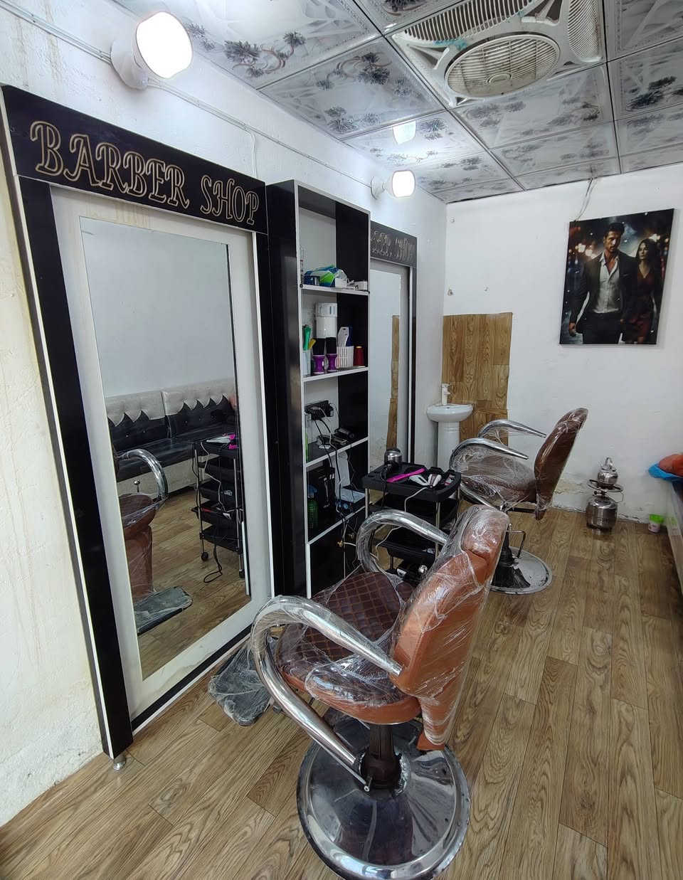 محل حلاقة للبيع كربلاء منطقة 15
نهاية حي العامل نهاية الكيات 
السعر مليون مع المجال 
هذا رقمي ***********
