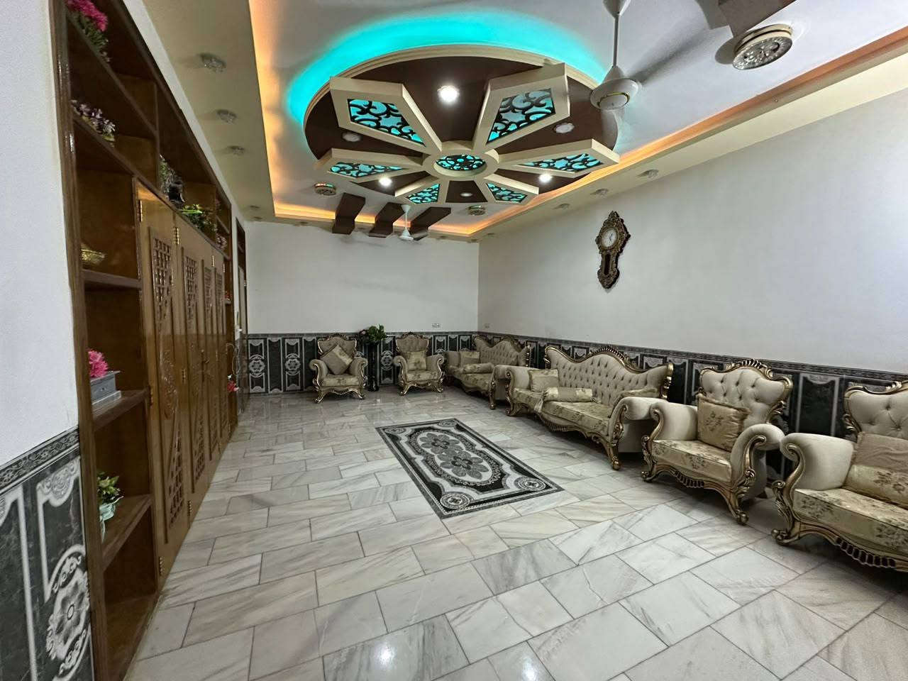 السلام عليكم دار حديث للبيع المساحه ٣٠٠الموقع حله حي الاساتذه خلف مستشفى عادل الكرعاوي للاستفسار الاتصال على صاحب الدار ***********٥
