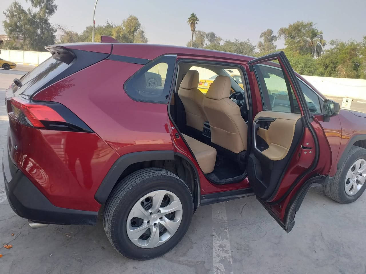 راف فور  LE  2023  دخول جديد بيع أو مراوس السيارة مكفولة بدون صبغ بدون تبديل
مرقم جاهز رقم بغداد 
محرك ٤ سلندر ٢٥٠٠
تحكمات ستيرن  جهتين 
هاند بريك دكمه 
ماشية ٦٥ الف
قطعتين تبريد 
٣ وضعيات قيادة
وبعد هاي مواصفات LE
السيارة مكفولة بدون صبغ بدون تبديل
بيهه تقرير مياه أمطار بسيط
السيارة شغالة من امريكا
السعر  228   بيهه مجال بسيط  
موبايل  ***********  ابو طيبة /الكاظمية
