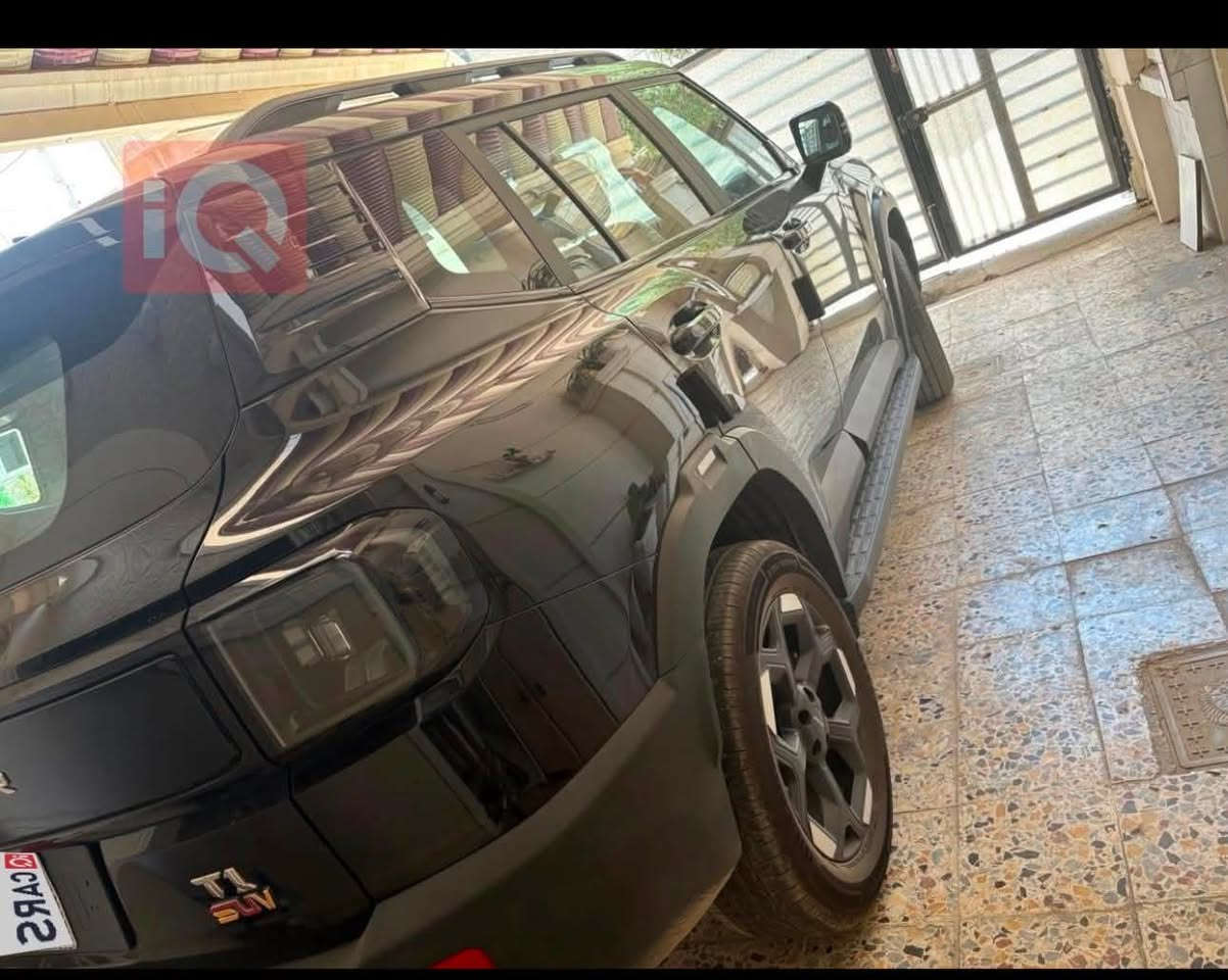 سلام عليكم
للبيع | جيتور T1 كومفورت موديل 2026

* اللون: أسود
* رقم: بغداد (خصوصي)
* الممشى: 3,200 كم فقط
* الضمان: 10 سنوات (ساري)
* محرك 2.0 تيربو بقوة 254 حصان
* قير أوتوماتيك 8 سرعات
* دفع أمامي (FWD)

المواصفات:
✅ شاشة 15.6 إنج
✅ عدادات رقمية 10.25 إنج
✅ Apple CarPlay وAndroid Auto لاسلكي
✅ كاميرا 360°
✅ شاحن لاسلكي
✅ مقاعد جلد كهربائية مع تدفئة
✅ باب خلفي كهربائي
✅ بصمة وتشغيل ذكي
✅ جنوط 19 إنج
✅ إضاءة LED
✅ حساسات وكاميرات وأنظمة أمان متكاملة

السيارة بحالة الوكالة، استعمال خفيف جدًا، لا تحتاج أي مصروف، والفحص بأي مكان يرغب به المشتري.

💰 السعر: [34,000,000] وبي مجال بسيط
📞 للتواصل: [***********]
