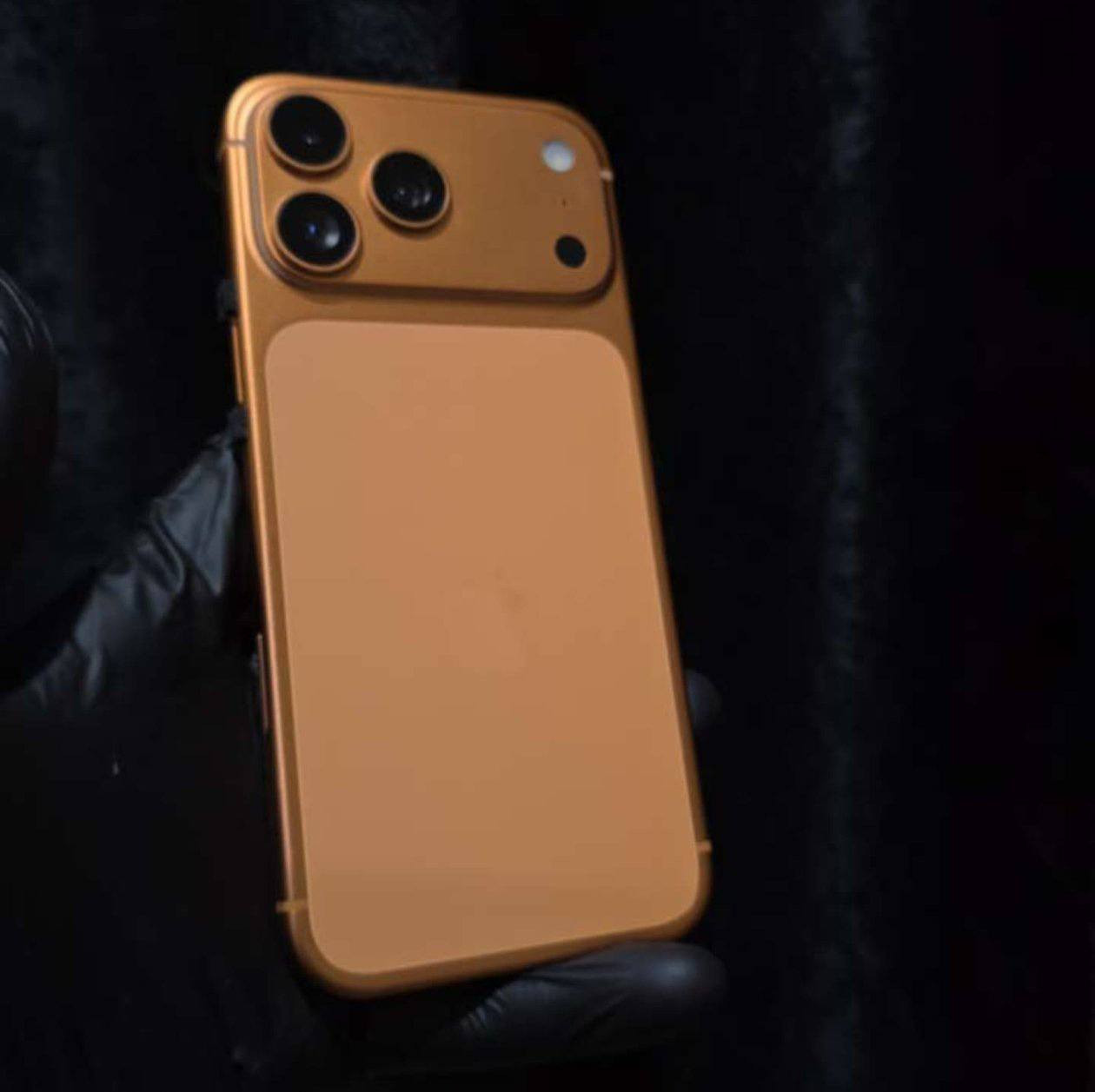 السلام عليكم ايفون 17 كوبي بس مفتوح الكارتون للفحص ما تميز الاصلي عنه ويا شاحن و عدسات و كفر ماكس سيف شفاف سعره 180 للتواصل على الرقم ***********
