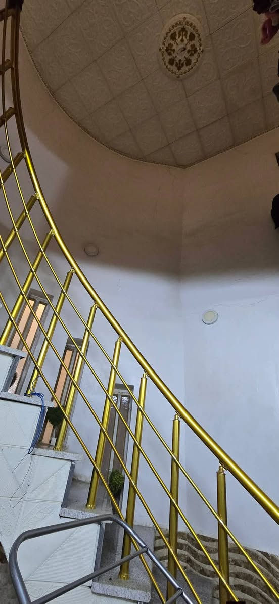 💢السلام عليكم 

☘️اللهم صلي على محمد وآل محمد 

🏦دار سكـــــــــــــن للبيع طابوو صرف 

📍العنوان جمعية الاسكان مقابل جامع أهل البيت 

📏المساحه:- 253م عرض الواجهه 13م نزال 19.5

☘️محتوياته:-

🌿عدد الطوابق:- طابقين 

🧱البناء طابوق السقف الاول كونكريت

(السقف الثاني عگاده نظيف جداً البيت) 

🔹يقع ع شارع بعرض 20 متر

✳️مكوناته:- يتكون من

✅غرف نوم عدد 4

✅صالتين 

✅مطبخ 

✅استقبال 

✅صحيات 

✅طارمه كبيره + مناور

#إضافة إلى ذالك الغرف اللي بالطابق الثاني (سويت) 
   ــــــــــــــــــــــــــــــــــــــــــــــــــــــــــــــــــــــــــ

#للاستفسار اكثر:- خاص او واتساب 

#هاتف:- ***********

#هاتف:-***********

#هاتف:- ***********

#مراجعـــــــة مكتب دبي للعقار والمقاولات العامه 

#عنوان المكتب سايدين الجمهوري مقابل مدرسة القدس
