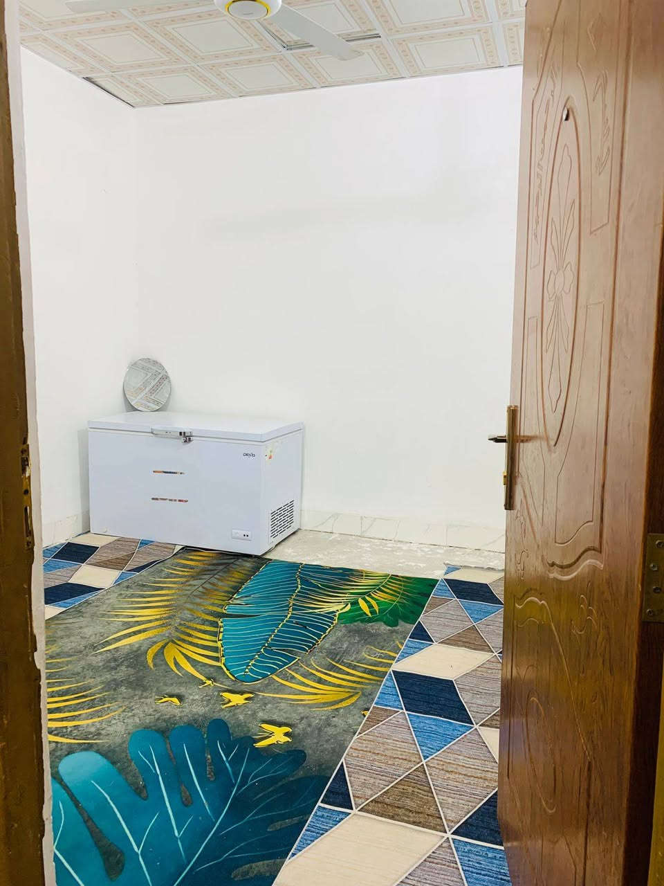 السلام عليكم بيت للبيع 100متر مربع جميع الخدمات ماء كهرباء تبليط مدارس شارع كربلاء عامود 136طريق ياعلي البيت مكون من غرفتين وصاله ومطبخ وحمام ومطبخ وستقبال وتخاريج السعر 22وبيه مجال للتصال ***********
