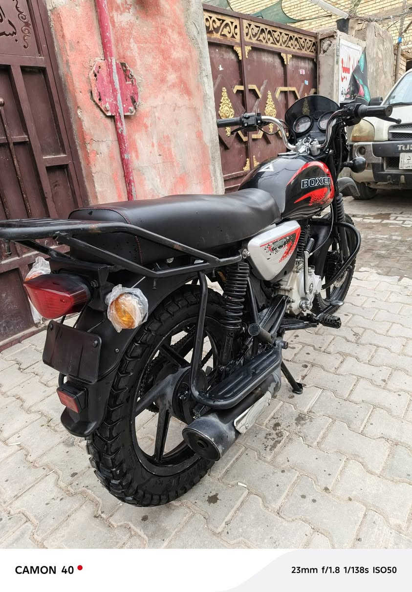 بوكسر ٢٣ جبلي
دراجة كلش نضيفة 
مكينة ناعمة نكرة سلف مكفولة 
شلعة ومعدل تشلع الكاع بطناش 
كهربائيات كلها شغالة 
طسة ناعمة دراجة مناقصها شي ابد 
دراجة اوراقها ضايعة ومكفولة سرقة 
مكاني بغداد الغزالية شارع الضغط 
سعرها ١٢٠٠ وبيها مجال 
***********
