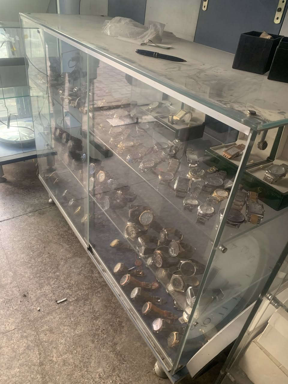 سلام عليكم فاترينات للبيع شركة ميكانو 6 عاموديات /قطع تعليك4 / ارضيات 3 قطع 
ستاند نظارات دوار  بغداد قرب شارع حيفا
للاستفسار ***********
