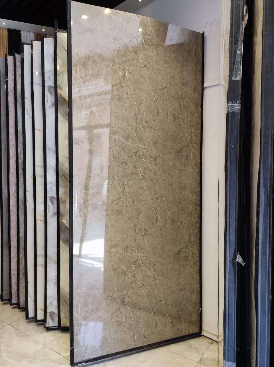 السلام عليكم زبائن الكرام 

بديل رخام.        جملة ومفرد 

بغداد شارع سعدون

قياسات الارتفاع 280 سم عرض 120 سم

***********
