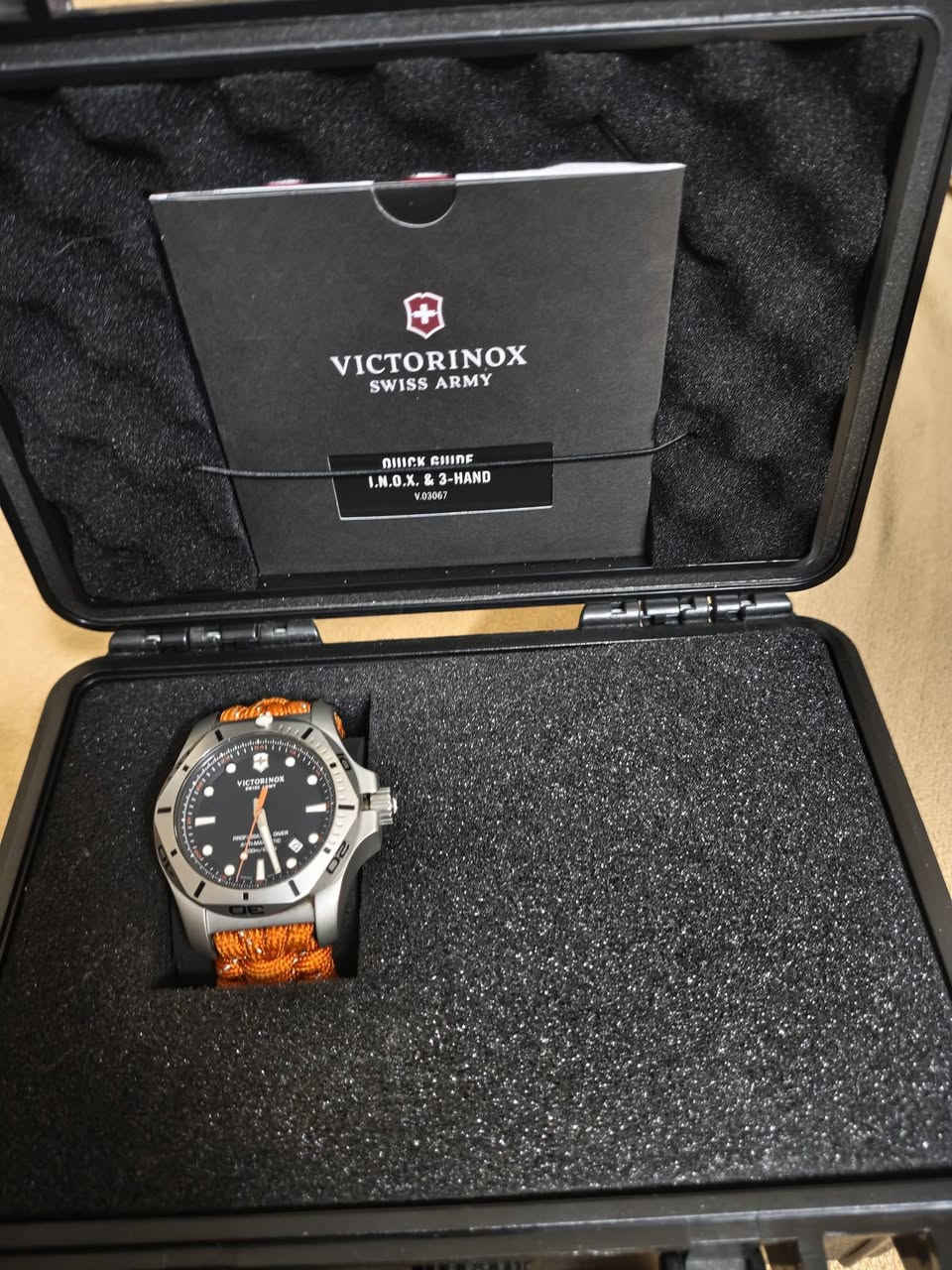 ساعة من ماركة سويسرية اصدار خاص مصنف من امتن الساعات بل عالم الساعة تتحمل ضغط عالي ومقاومة للخدوش ولصدمات مقاومة تقريبا٢٠٠متر تحت الماء قياس الساعة ٤٥ملم معدن الساعة ستالنس استيل اصلي مقاوم للصدى زجاج الساعة اكرستال مقاوم للخدوش حركة الساعة كوارتز سويسري دقيق جدا عقارب الساعة و الارقام مضيئة في الضلام ضمان الساعة خمس سنوات ضمان عالمي حقيقي
بعدين الساعة معروفة واسف ع الاطالة مطلوب بل ساعة مليون و650 الف دينار السعر بي مجال شي بسيط واتساب ***********
