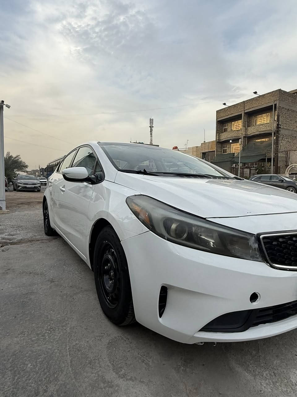 ☑️فورتي ١٧ لون ابيض رقم اربيل 
☑️حادث امريكا جاملغ سائق لالغد ولاشاصي 
☑️بيه هنا طخه بالدوسه ومصبوغه  وبيه شخط بالباب خلفي موضح بالصوره 
☑️السونار قديم قبل سنتين 
☑️كير At — محرك ٢٠٠٠ دوش 
☑️ماشيه ١٥٥ 
السياره احلى من الصور بهواي 
مكاني بغداد السعر ١٢٠ وبيه مجال قليل 
 رقم الهاتف ***********
