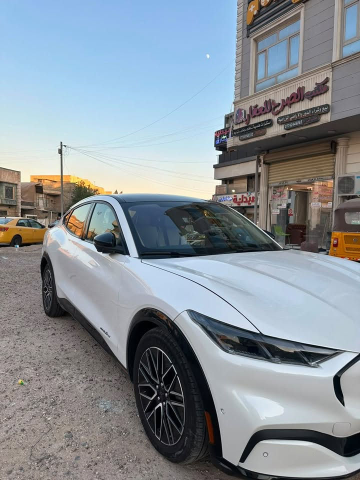 ورد موستانج ماك-إي (Mustang Mach-E) للبيع ⚡
النوع: فورد موستانج ماك-إي (كهربائية بالكامل).
 اللون: أبيض / داخلية جلد فاتح وفخمة.
 المواصفات:
 سقف بانوراما زجاجي كامل.
 شاشة عملاقة وشاشة عدادات رقمية.
 حساسات وكاميرات ورادار مساعدة سائق.
 أضاءة فول LED هجومية.
 الرقم: بغداد (ألماني جاهز للتحويل).
 الحالة: نظيفة جداً بحالة الزيرو جاهزة للركوب.***********
