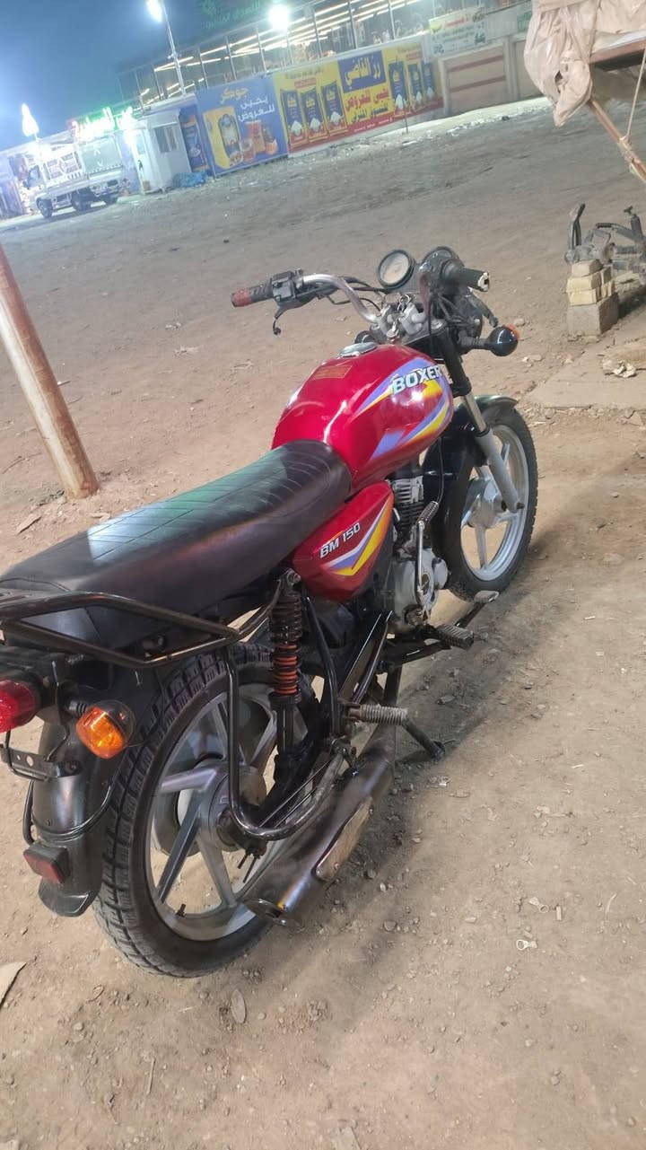 سلام عليكم 
دراجه بوكسر مكفوله مكينه وكلشي أوراق ضايعه السعر 700وبيه مجال المكان بغداد جسر دياله الجديد ***********هذا رقمي
