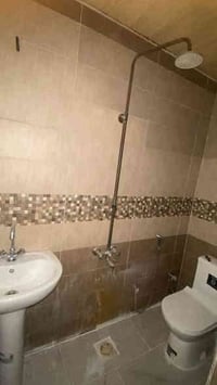 للإيجار ١٥٠ متر طابق اول نضيف جدآ  يحتوي عل غرفتين سويت نوم وصاله ومطب...