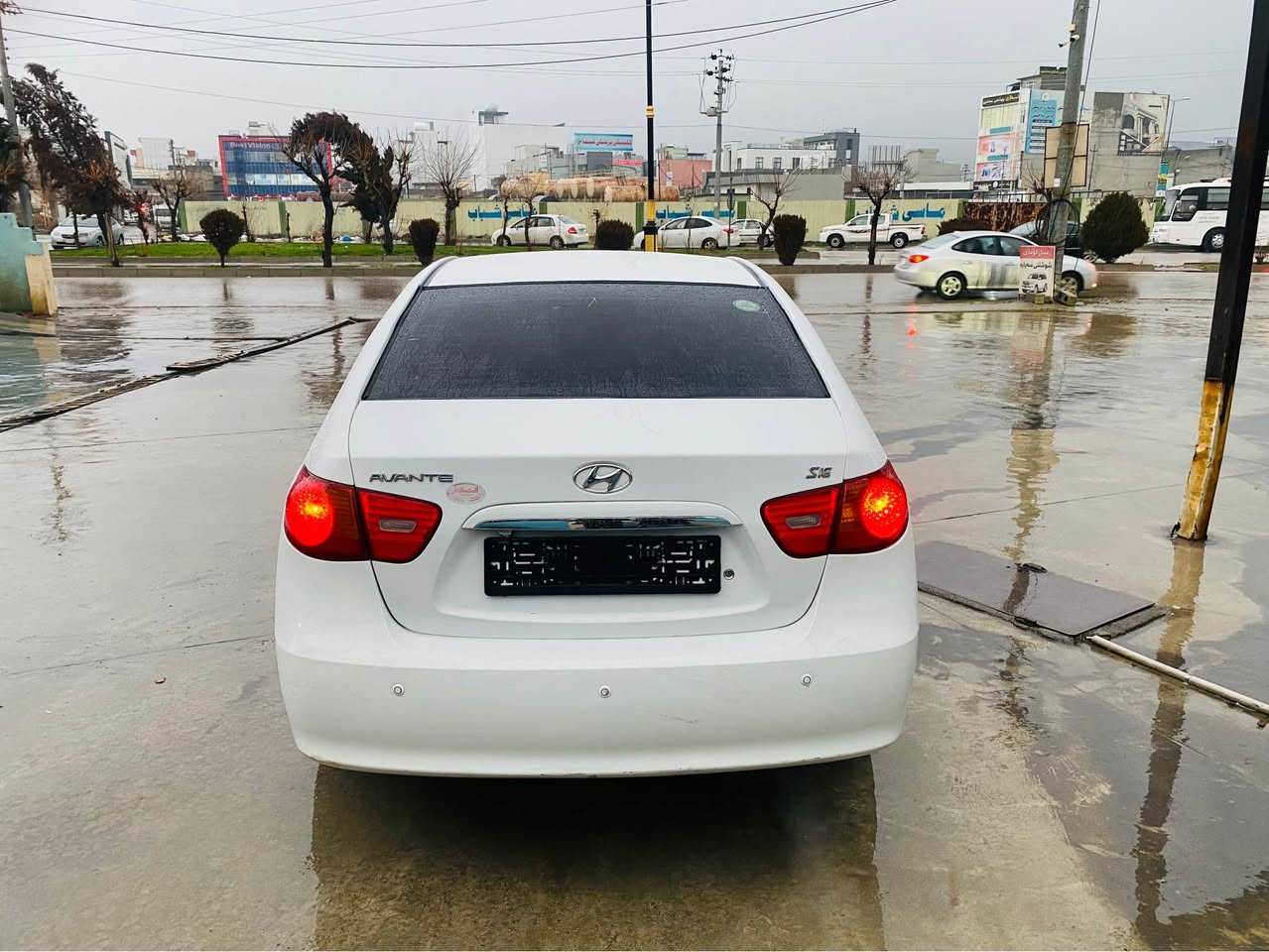 ئافانتي مؤديل2008

بي چالو بي شوخت

ته نها جي شانه كاني سبوخه

بؤياخي نيه خايس به شه رت

كه فه رگؤران به شه رت

سه ياره كه تابلي جوانه

ديناريك مه سروفي تيدانيه

بؤجوانيو پاكي وه سف ناكري

ماشالله ي ده وي 

هه موشتيكي به شه رتي فه حس

***********

*********** رانية, السليمانية
