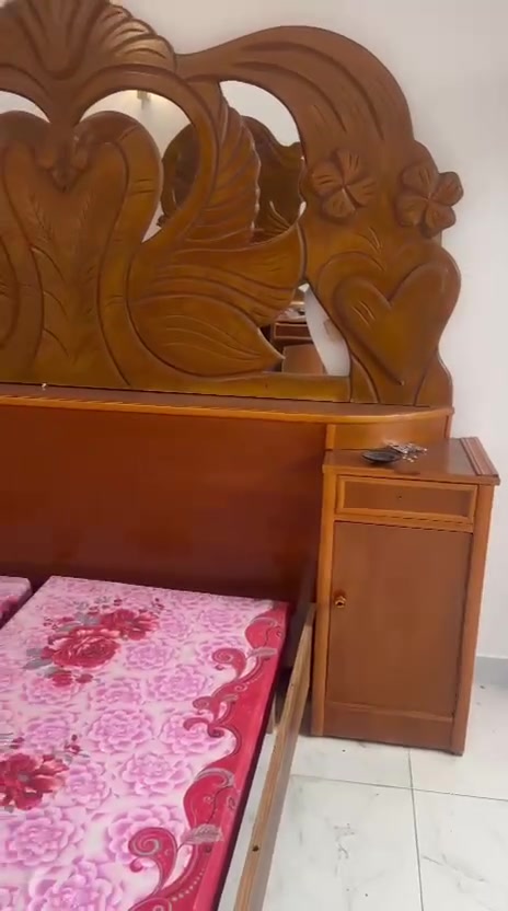 غرفة اخشاب لبيع الغرفه جدا نضيفه مثل ما مبين بال فديو السعر ٣٥٠الف وبيه مجال المكان منصور خلف مول منصور 
رقمي ***********
