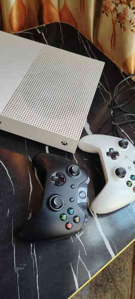 السلام عليكم
Xbox one S اصدار 2016 للبيع جهاز نضيف كلش ما مفتوح ولا داخل صيانه ويا جوستكات عدد 2 اصليات وكيبلHD واير تشغيل 
جهاز نضيف كلش مكان نجف حي ميسان *********** السعر 200 وبي مجال
