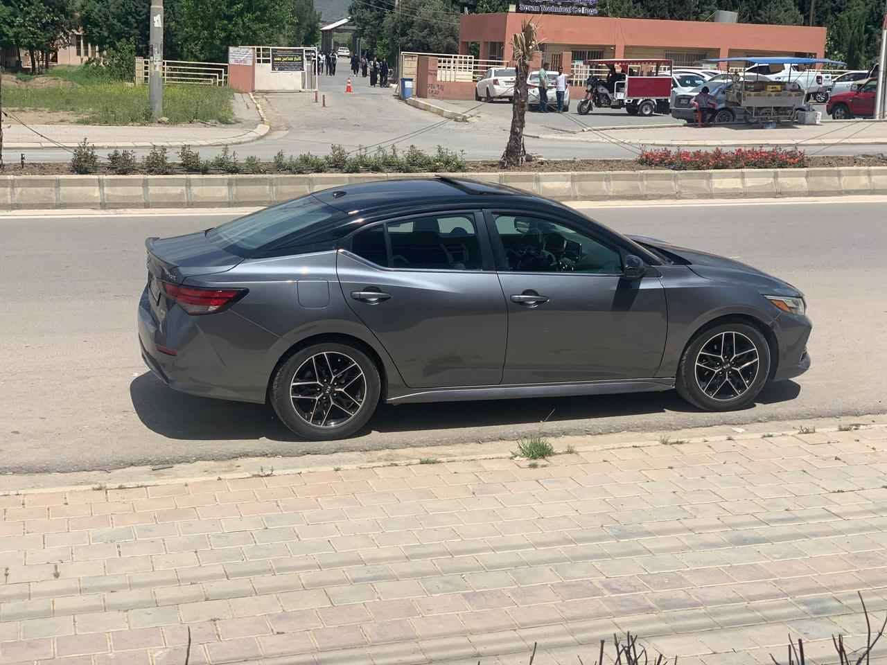 نيسان سێنترا (٢٠٢٠) SR 
رەنگ : نەوتی -سەقف رەشی بيلادی
مواسەفات:بەسمە -شەخال -کوشن هيتەر-هەرچوار لای رادار-سلايت -سەقف رەش-سوکان ڤۆليۆم-تحديد سورحە-سوکان هيتەر
گێر و مەکينە بەشەرت 
سەنەوی بەناوی خۆم و بێ کێشە 
سەنەوی تاکو (٢٠٢٧) 
تەنها دوو پارچە (بۆنيد و چاملخی لای سەکن) ئێرباگ تەنها سوکان
ساردەکوت تەنها يەکبست دەرگای دواوە
*********** سوران, أربيل
