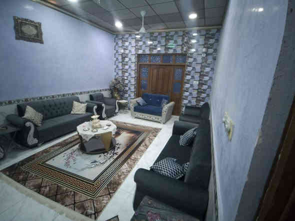 بيت بناء جديد مساحة 200م فيه كراج ومجموعه صحيه في الامام مدخل استقبال 4×6 مطبخ 5×4هول 5×9 درج دوار غرفيتين ومجموعه صحيه في الطابق السفلي
غرفتان نوم ومجموعه صحيه وغرفتان تحت الانشاء في الطابق العلوي
البيت صب كونكريت من الاساس والراباطات والسقف كهرباء وماء دفن مجاري  خظ انترنيت الارضيات سيراميك المطبخ والمجموعات الصحيه كلها سيراميك يبعد عن التبليط 60متر 
في حي الزهراء خلف المعهد الفني  السعر 150قفل 
للاستفسار الاتصال على الهاتف ***********
