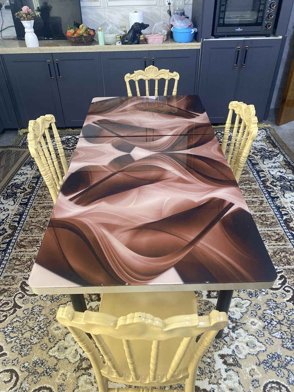 السلام عليكم
ميز طعام للبيع يجي وياه 4 كراسي مثل متشوفون النضافه كدامكم 
الرقم: ***********
متواجد واتساب
