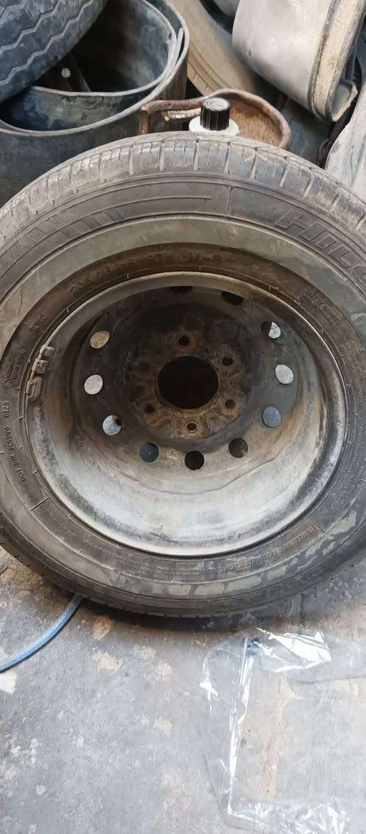 سلام عليكم عندي تخم تاير هو والكبات 15مال بريجو للبيع التايرات 2نص عمرو2قبل سبوع شادهن تايرات خط ابيض اربعتهن المكان بغداد الدوره السعر450 الاتصال على رقم ***********
