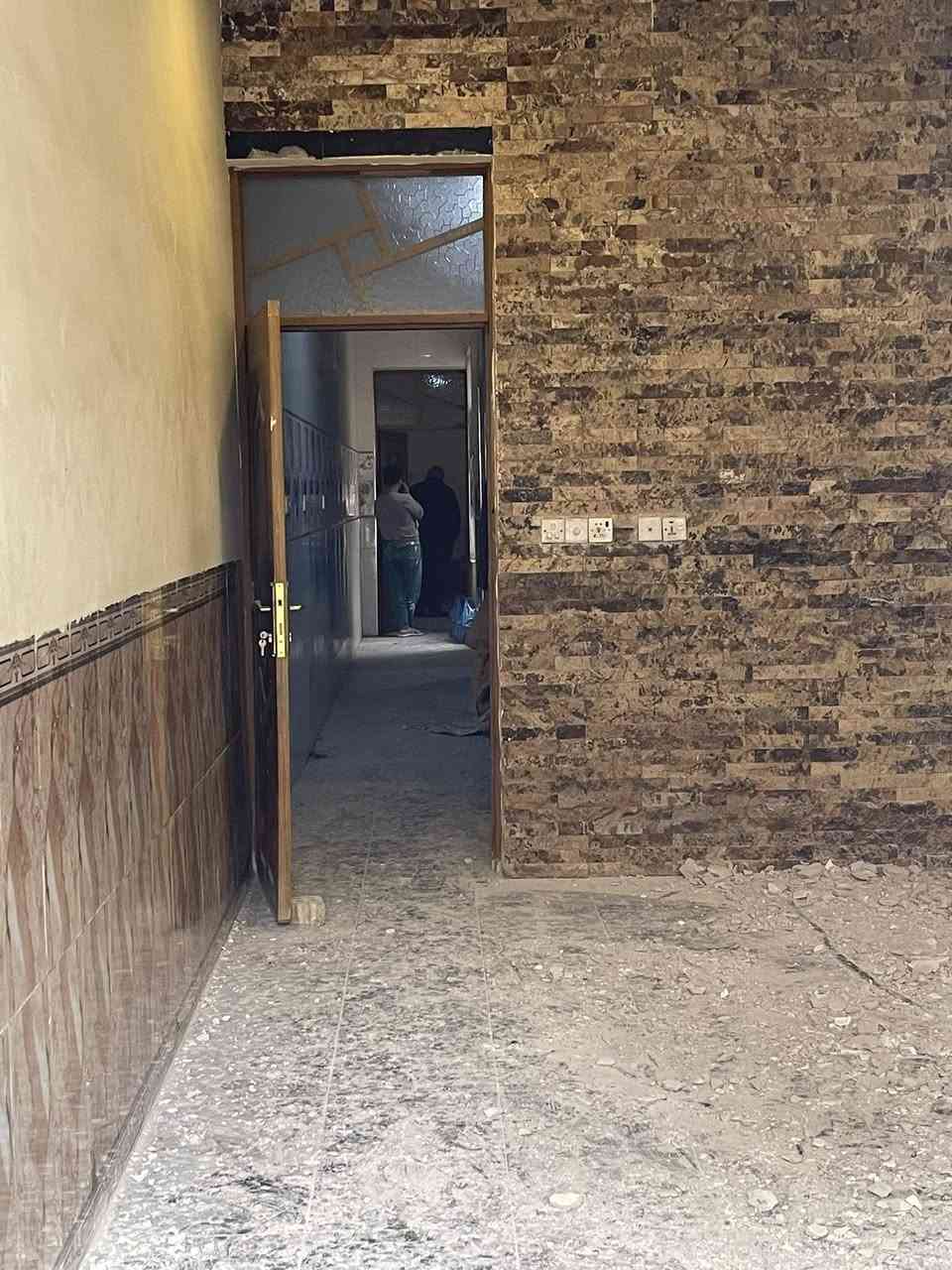 (لليجار الشعب شارع عدن)
سلام عليكم يوجد مشتمل 75م يحتوي على صاله ستقبال مطبخ 2غرف نوم خدمات 2 منور 2 شارع عدن قرب محمد النجار استفسار 
ابو علي *********** مكتب الوليد
