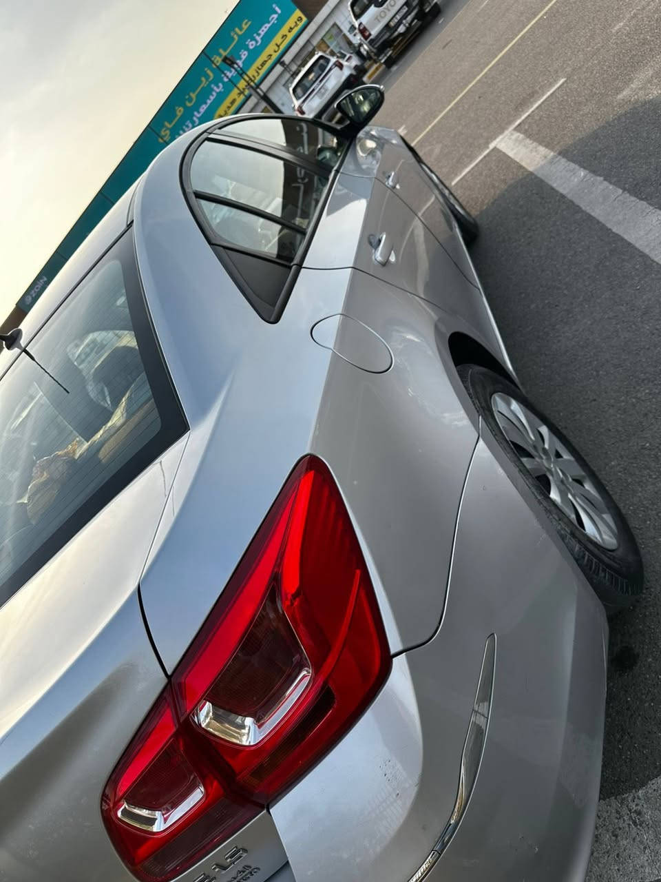 السلام عليكم شوفرليت كروز خليجي 
مديل 17 محرك 1800 المرغوب 
بيها قطعه وحده صبغ فقط الجاملغ الامامي 
تحكم ستيرن 
اشاير بالمري 
تبريدها ثلج 
وعليها ادامه كاملة نوزلات وبلكات ومي راديتر 
مكانها بغداد حي الاعلام 
السعر 90 وبيها مجال هـ/***********
